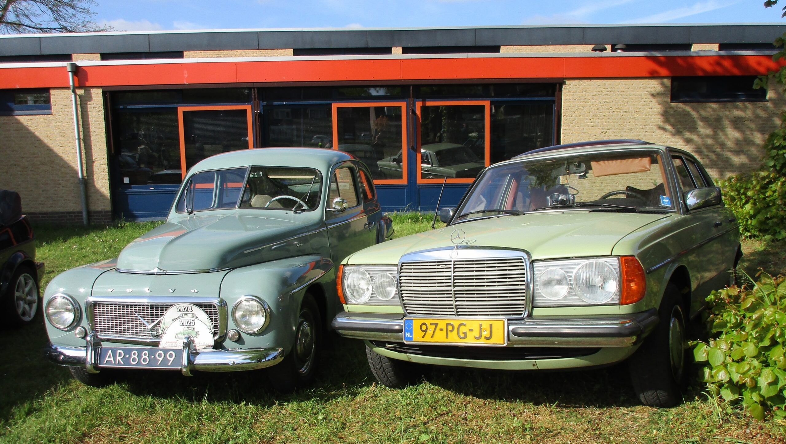 KMZ Hernen april 2026 - 1958 Volvo PV444 and 1979 Mercedes-Benz 240D - 1