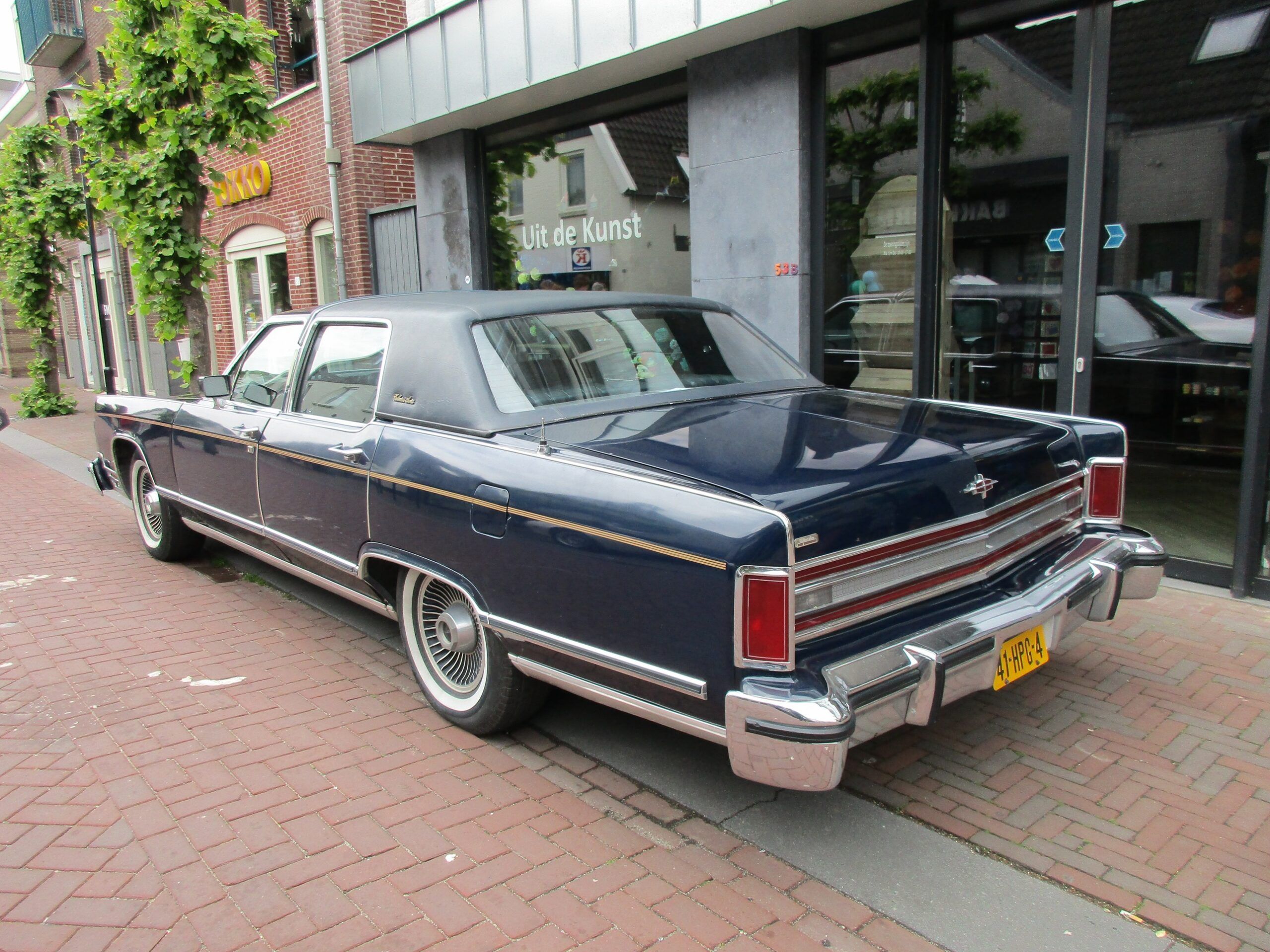 2026 Cars 'n' Bites Druten - Just Park Where It Fits 5 2026 Cars 'n' Bites Druten - 1979 Lincoln Continental Town Car Collector's Series - 3