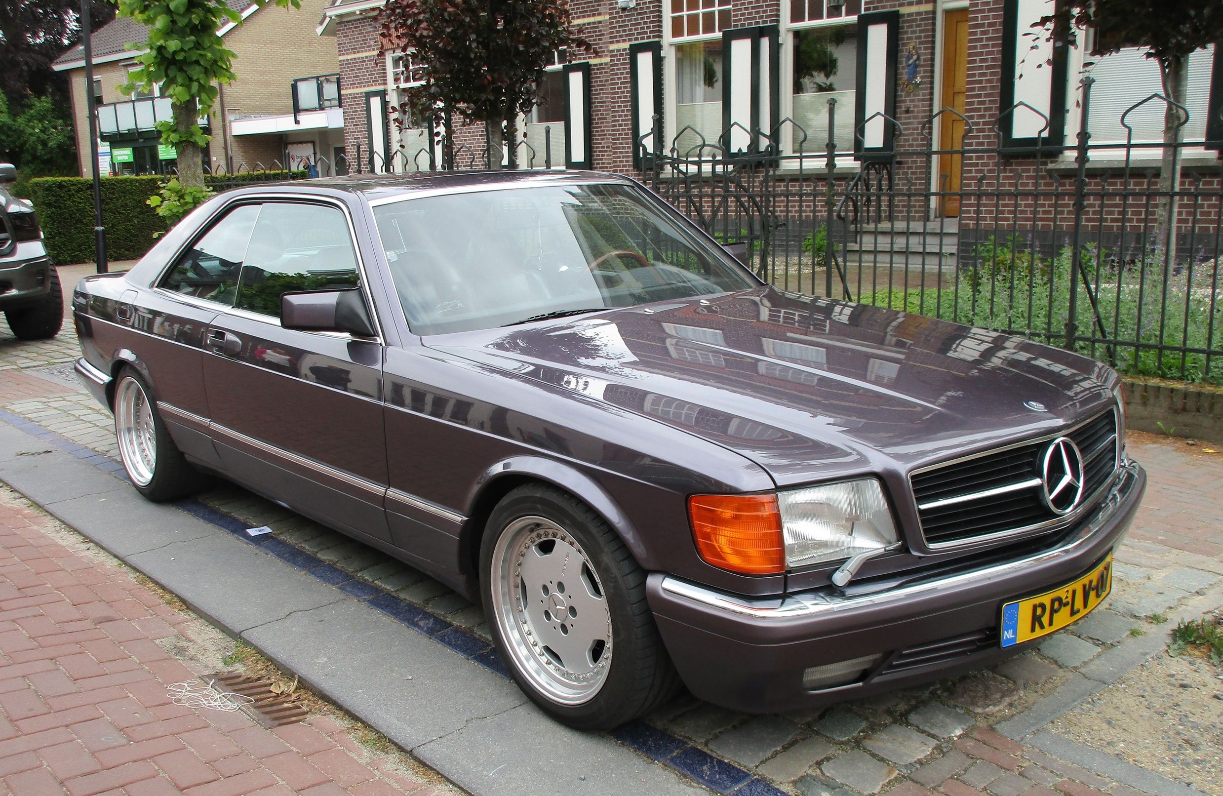 2026 Cars 'n' Bites Druten: European and Japanese Classics -- What Will Your Pleasure Be? 6 2026 Cars 'n' Bites Druten - 1986 Mercedes-Benz 420 SEC - 1