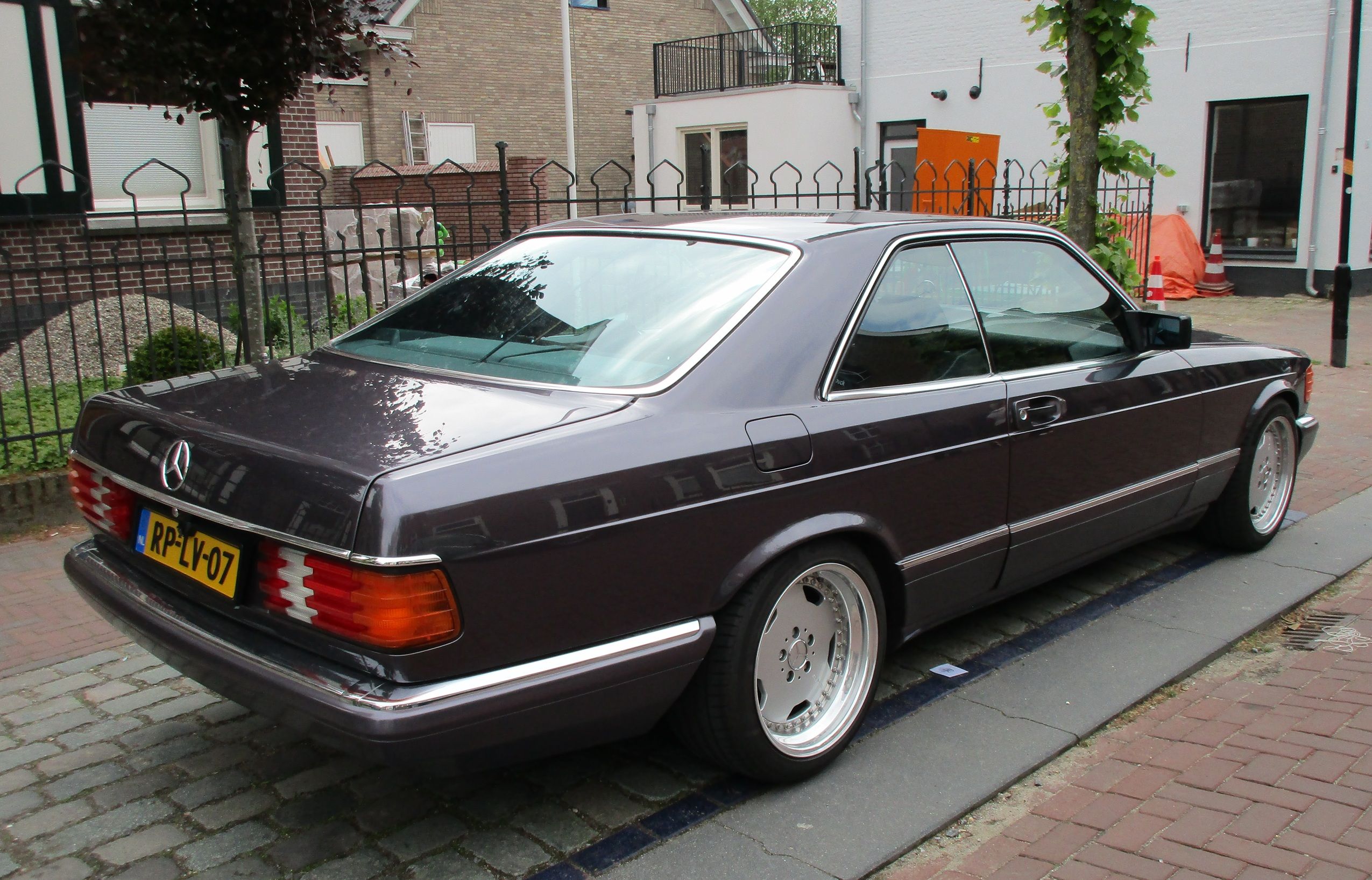 2026 Cars 'n' Bites Druten: European and Japanese Classics -- What Will Your Pleasure Be? 8 2026 Cars 'n' Bites Druten - 1986 Mercedes-Benz 420 SEC - 3