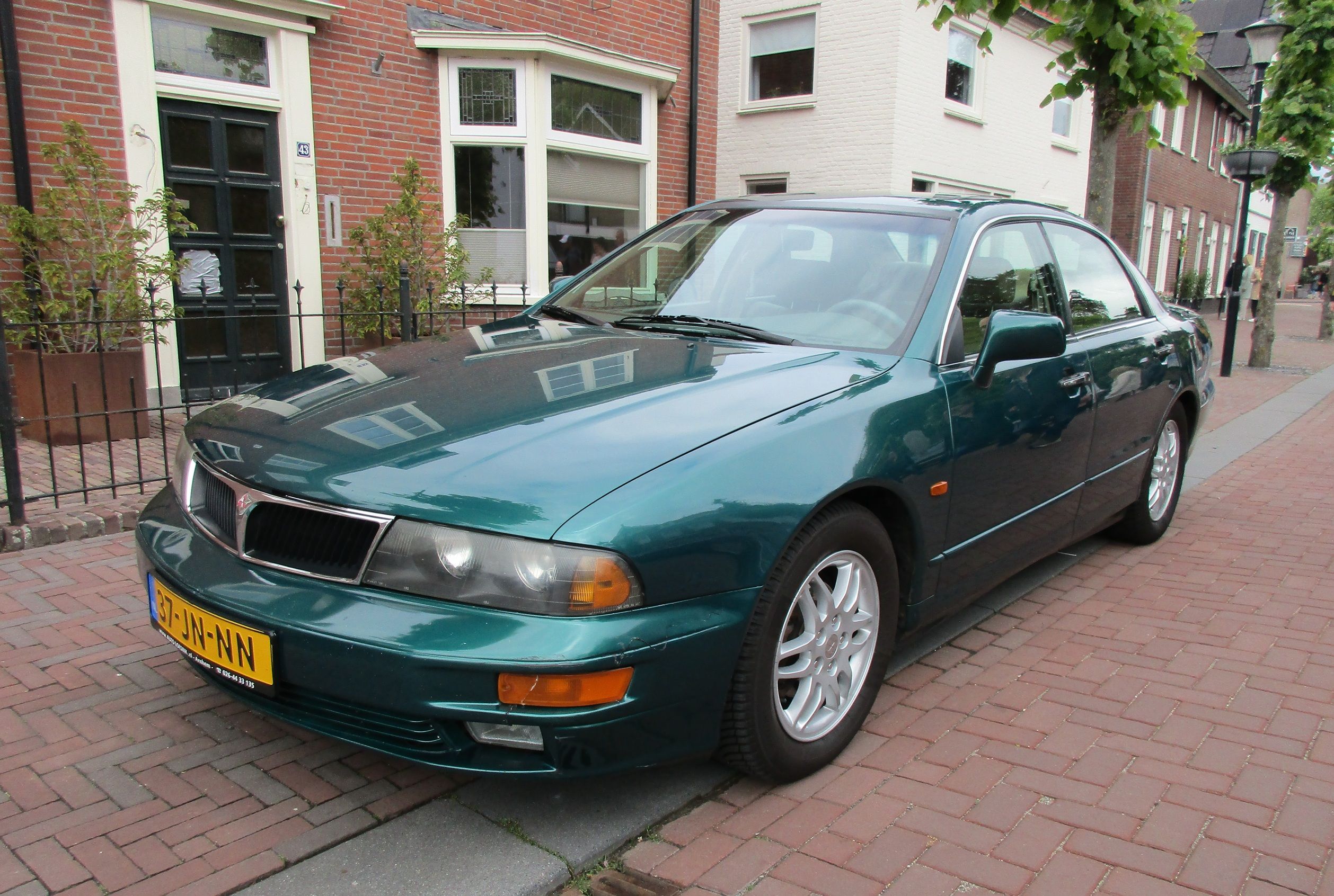 2026 Cars 'n' Bites Druten: European and Japanese Classics -- What Will Your Pleasure Be? 13 2026 Cars 'n' Bites Druten - 2002 Mitsubishi Diamante LS - 1
