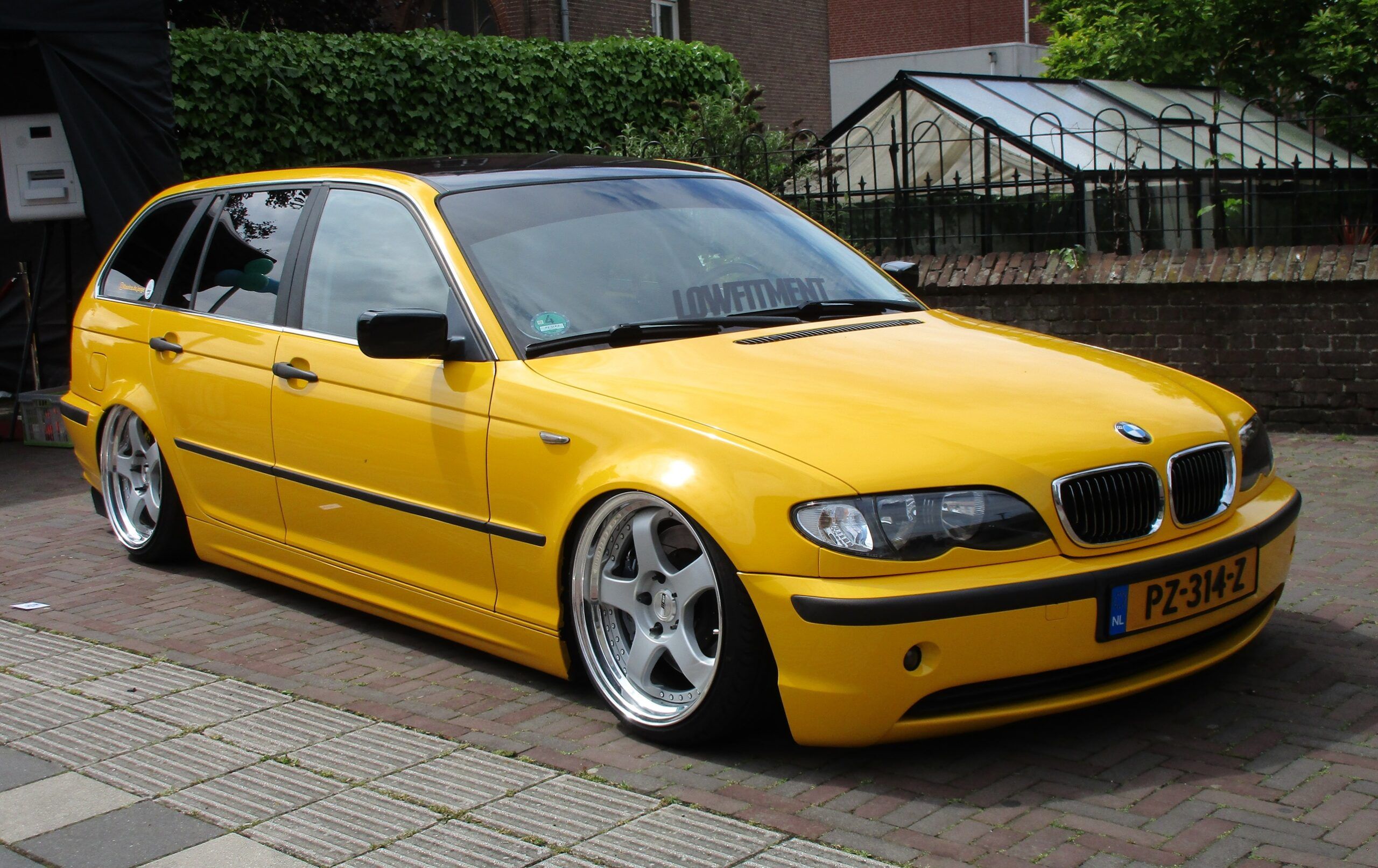 2026 Cars 'n' Bites Druten: European and Japanese Classics -- What Will Your Pleasure Be? 45 2026 Cars 'n' Bites Druten - 2002 BMW 320i Touring - 1