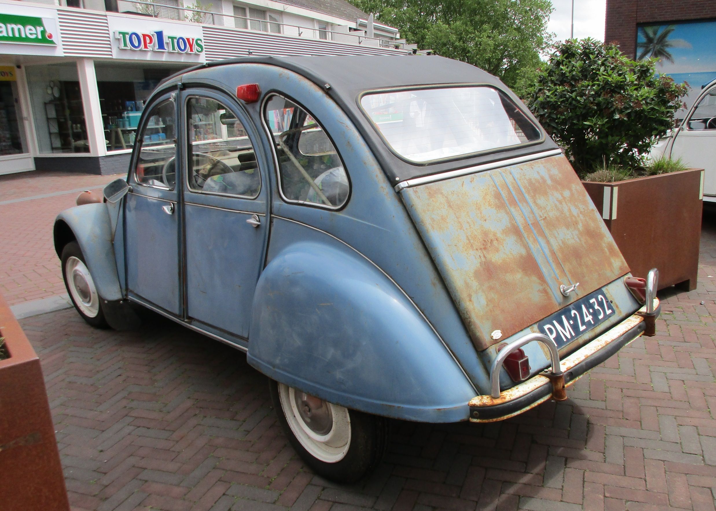 2026 Cars 'n' Bites Druten: European and Japanese Classics -- What Will Your Pleasure Be? 37 2026 Cars 'n' Bites Druten - 1967 Citroën 2CV - 2
