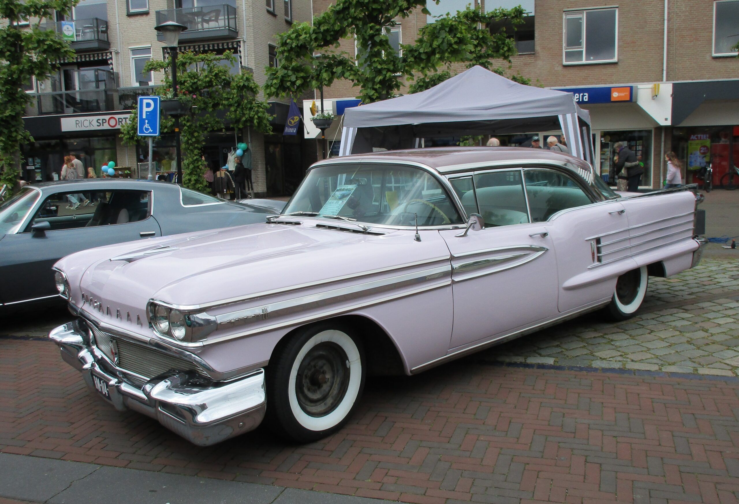 2026 Cars 'n' Bites Druten - Just Park Where It Fits 18 2026 Cars 'n' Bites Druten - 1958 Oldsmobile Super 88 - 1