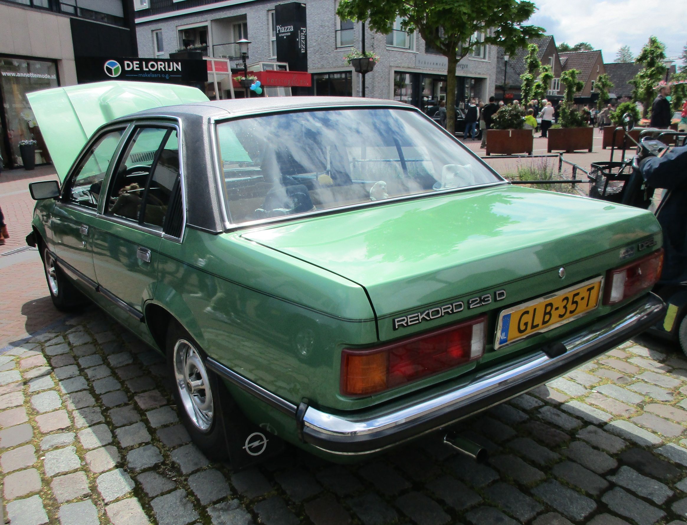 2026 Cars 'n' Bites Druten: European and Japanese Classics -- What Will Your Pleasure Be? 4 2026 Cars 'n' Bites Druten - 1979 Opel Rekord E1 2.3 D - 2