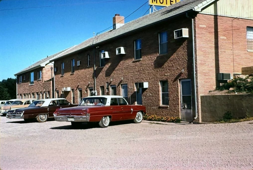 On The Road: Motel Scenes And Road Travel In Vintage Photos -- 1950s-1960s 11 Screenshot 20260513 212349