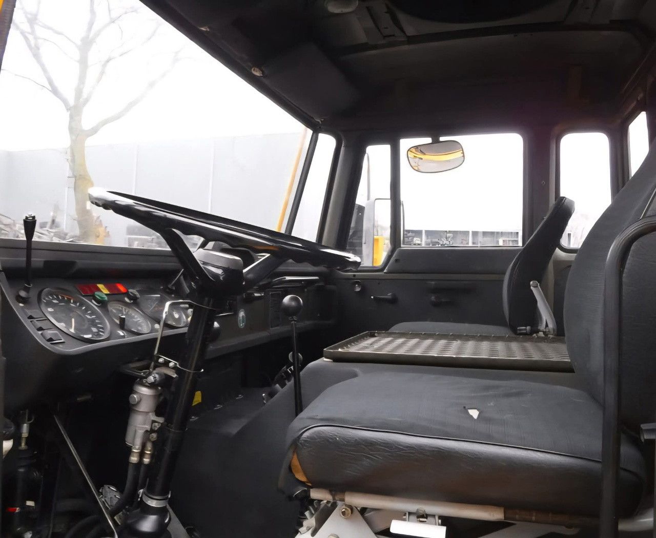 DAF YA 4440 4x4 military truck - interior DAF F218 day cab