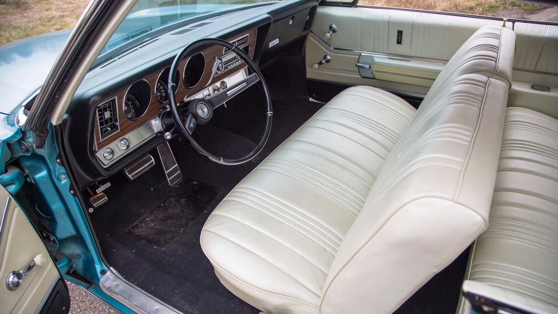 Dashboard and front bench seat of a 1968 Oldsmobile
