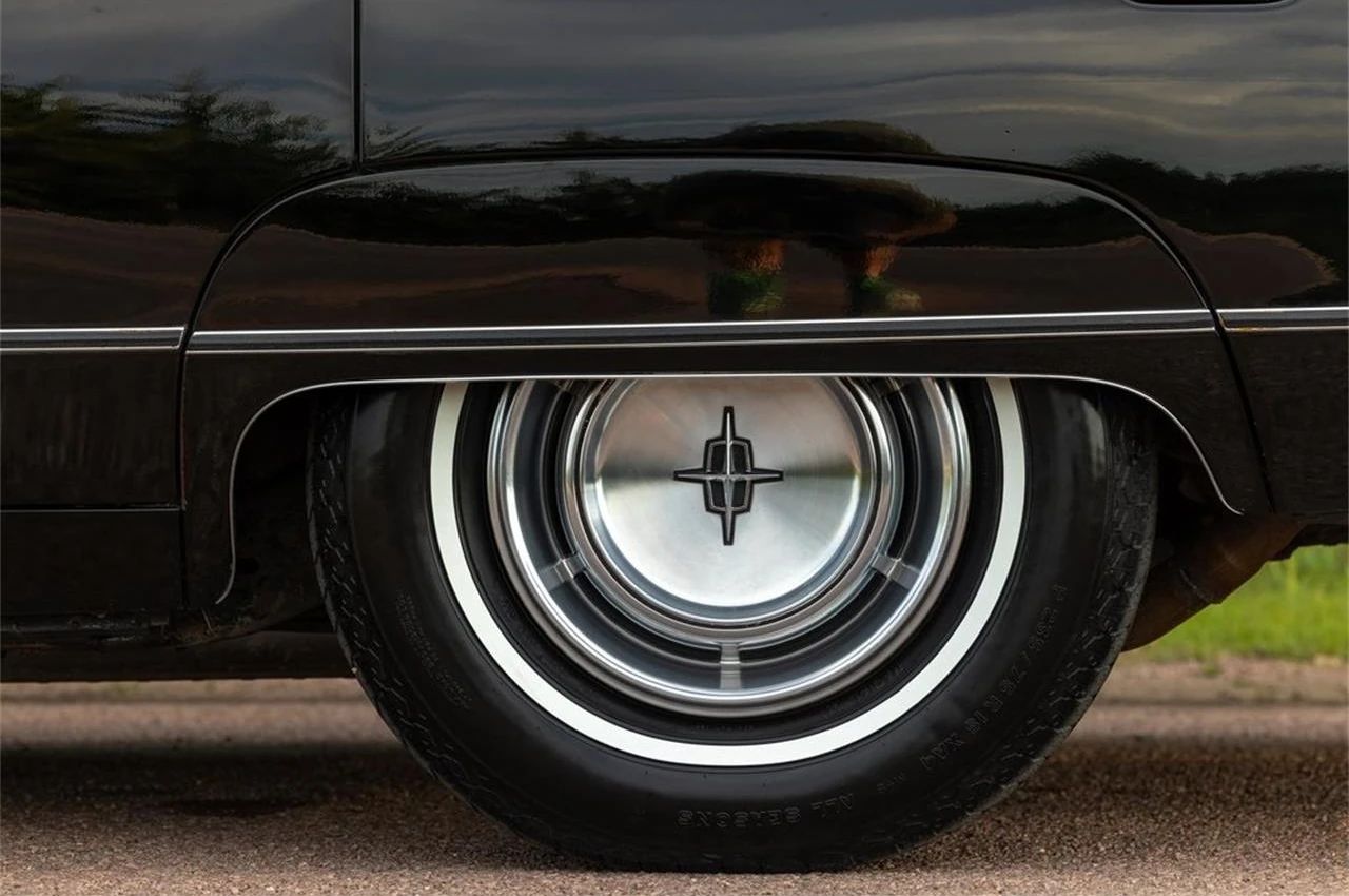 1970 Mercury Marquis Brougham Four-Door Hardtop: The Budget Continental 23 Closeup of the left rear fender skirt and Lincoln wheel cover of a 1970 Continental