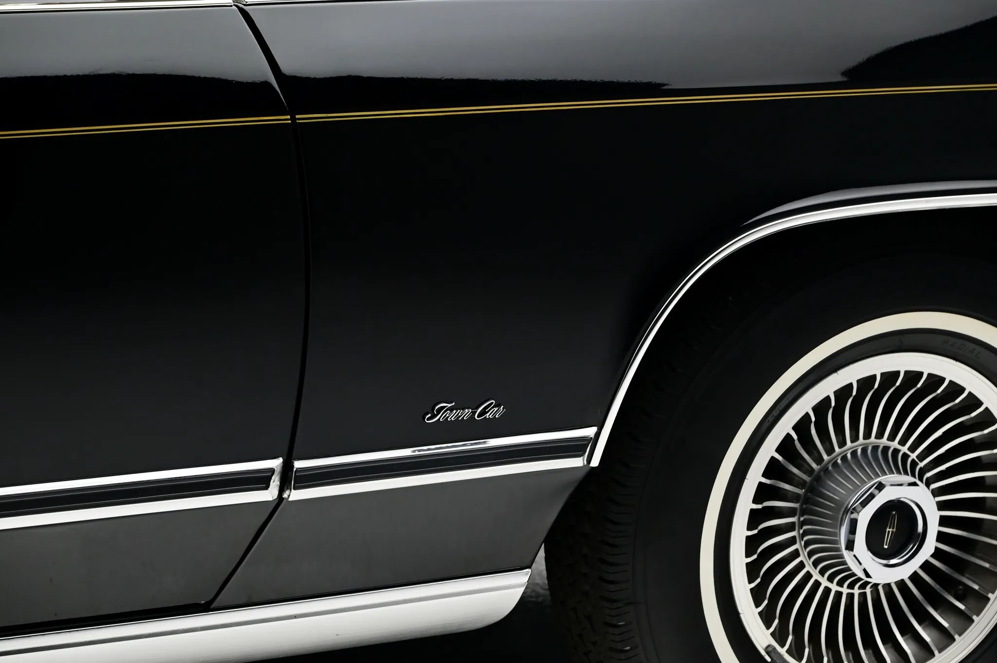 1979 Lincoln Continental Town Car: A Car This Big Should Come With A Chauffeur 7 Closeup of the front fender and wheel of a 1979 Lincoln