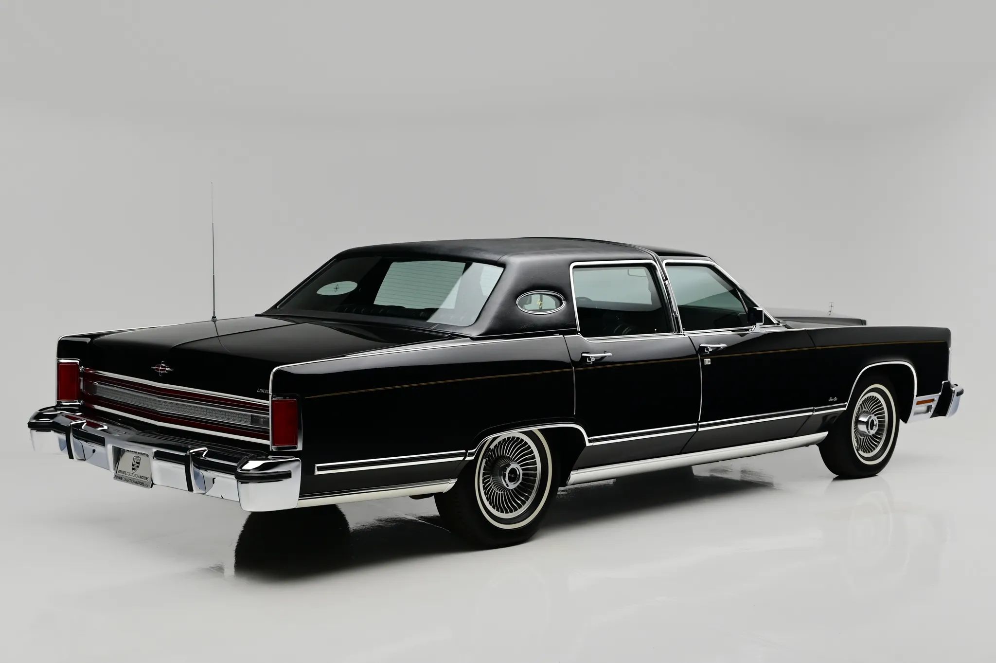 1979 Lincoln Continental Town Car: A Car This Big Should Come With A Chauffeur 6 Right rear 3q view of a 1979 Lincoln sedan