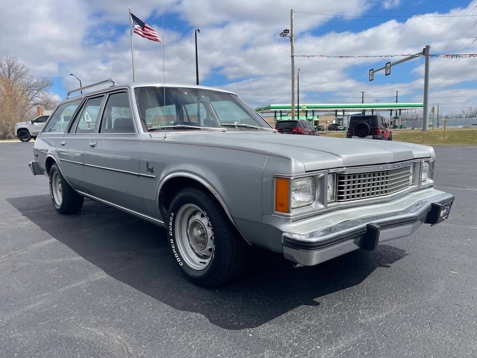 Passenger front three-quarter view of silber 1980 Plymouth Volare Wagon