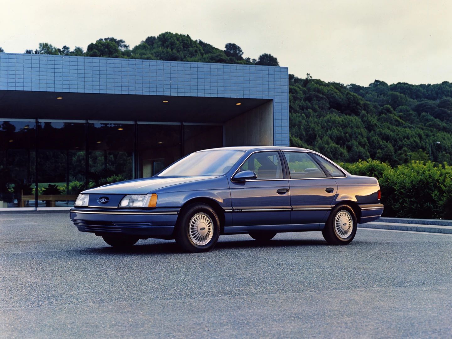 Left front 3q view of a dark blue 1986 Ford Taurus GL sedan