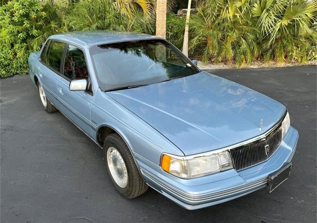 Right front 3q view of a 1988 Lincoln Continental sedan