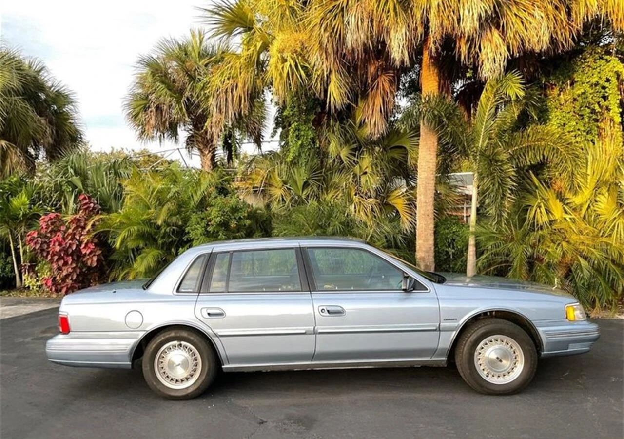 Right side view of a 1988 Lincoln Continental sedan