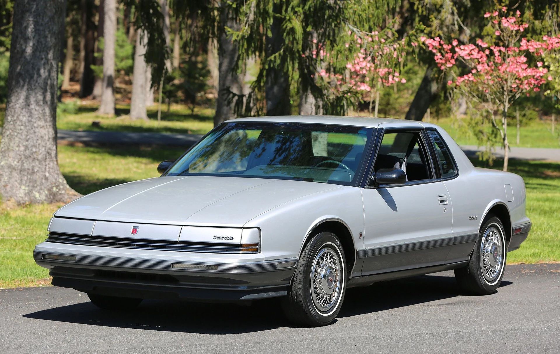 Left front 3q view of a 1992 Oldsmobile Toronado base model with wire wheel covers and whitewall tires