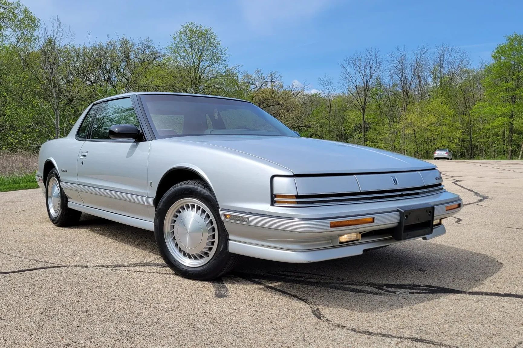 Right front 3q view of a Platinum Metallic 1992 Oldsmobile Toronado Troféo