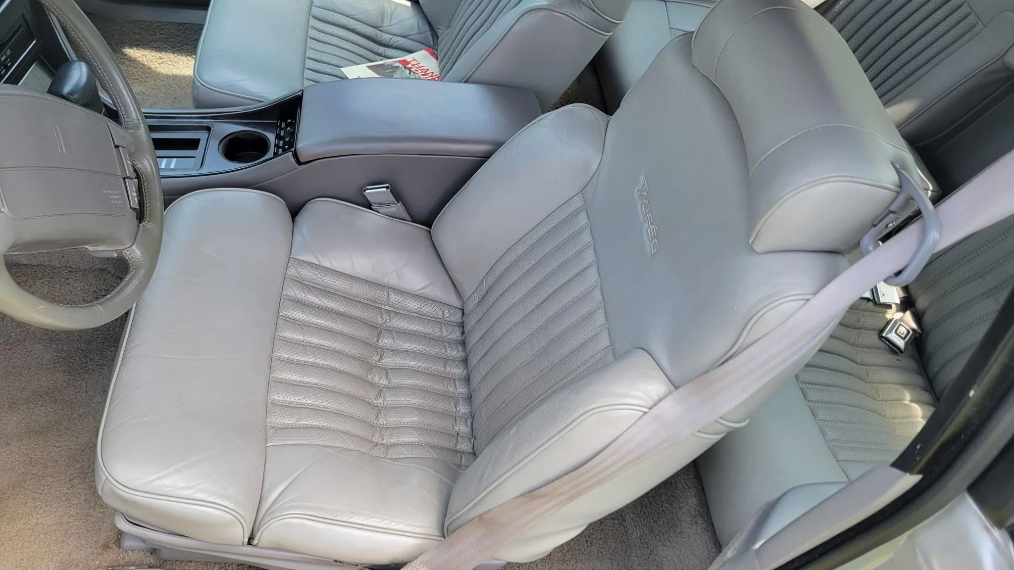 Front bucket seat with "Troféo" embroidery on the seat back