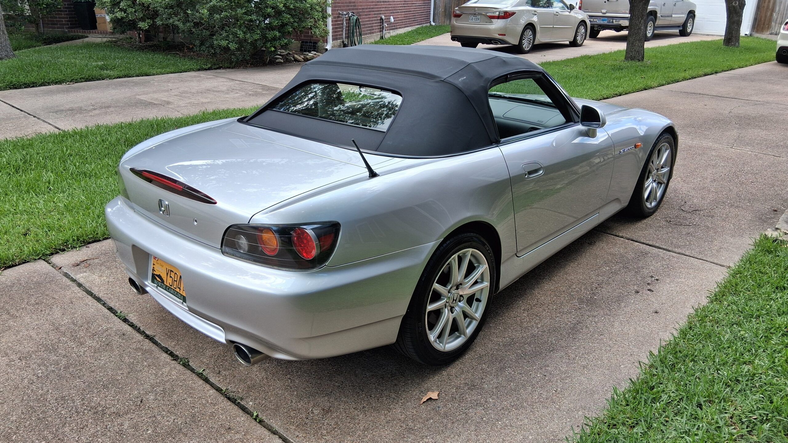 2005 Honda S2000: Honda’s High-Revving Cult-Favorite RWD Sports Car 21 2005 Honda S2000