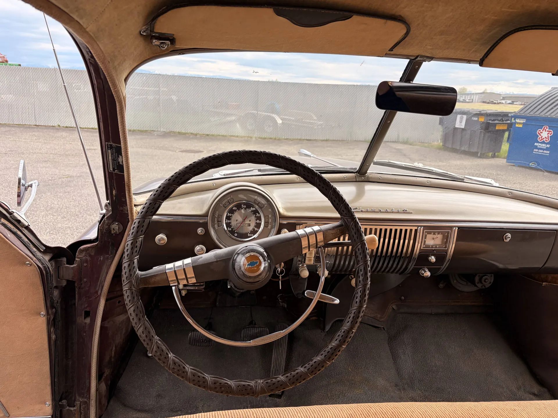Picture of 1949 Chevrolet dashboard in tan and brown