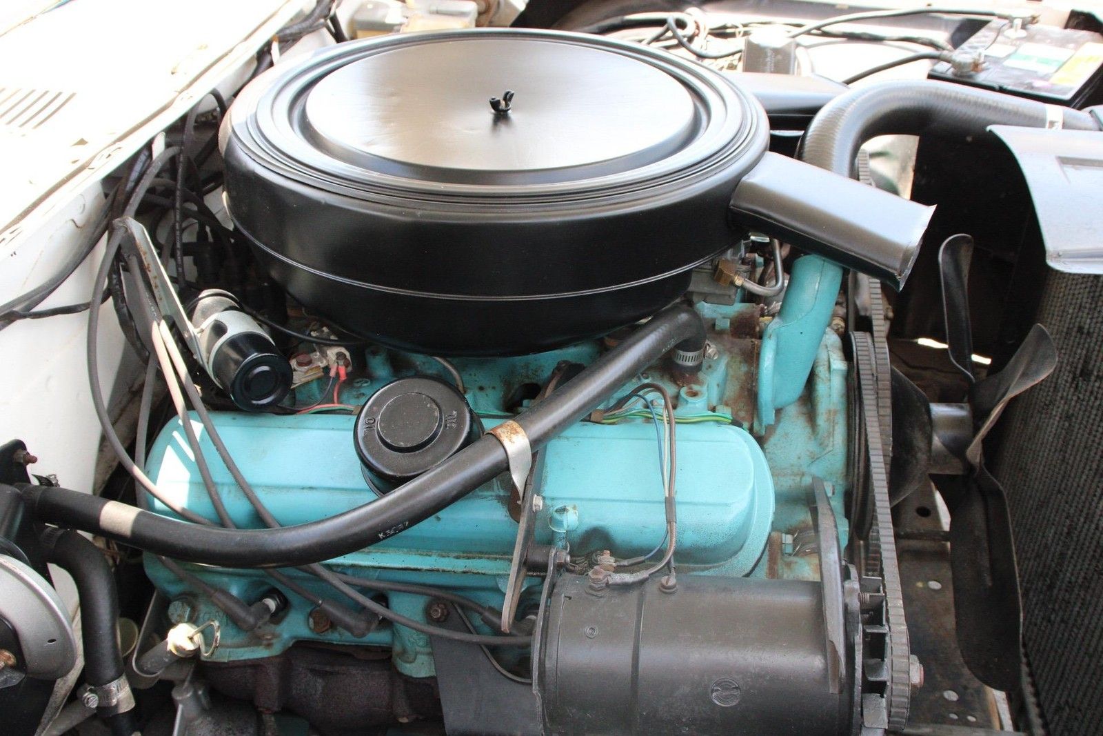 Image of 1959 Pontiac 389 engine with Tri-Power carburetion
