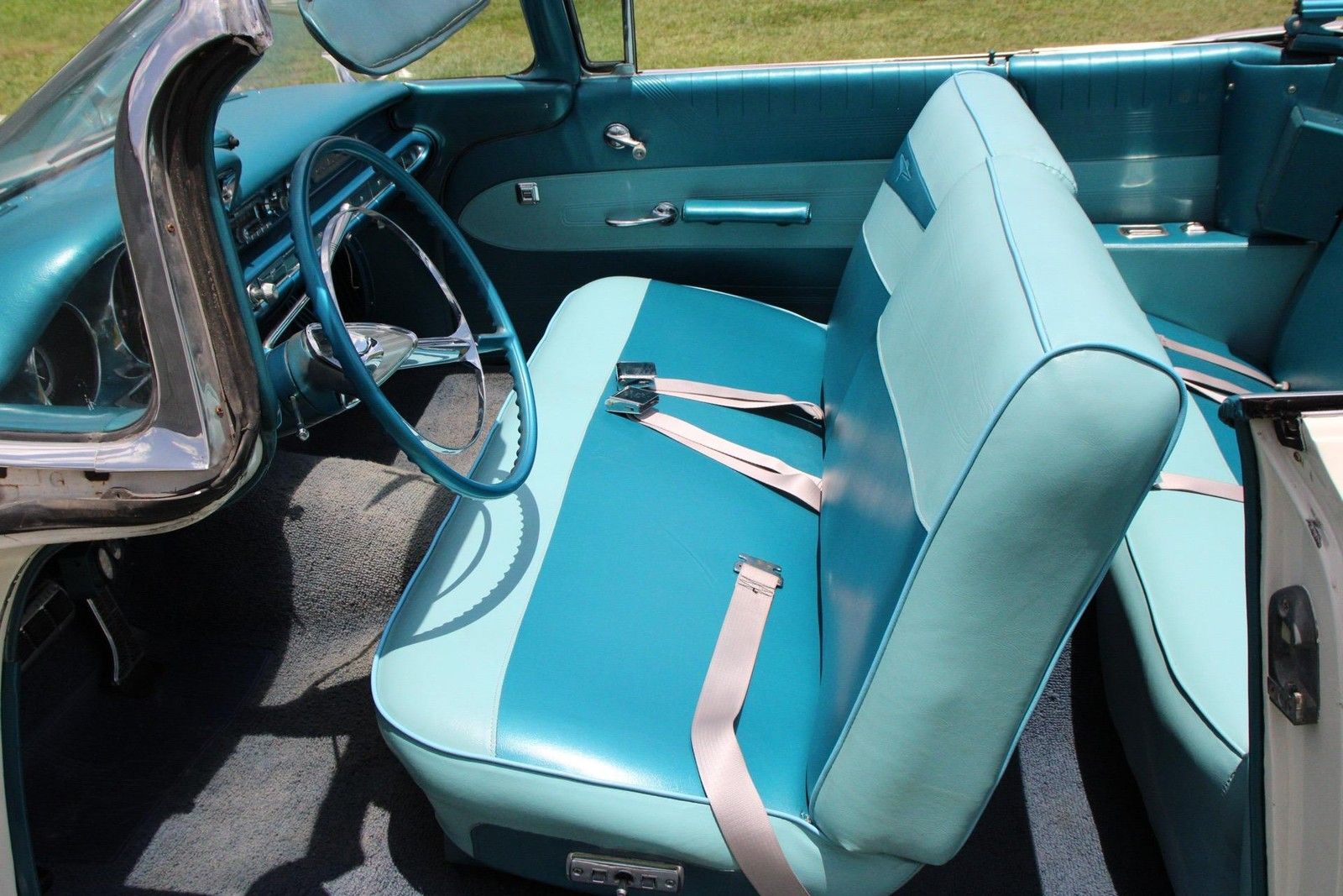 Picture of turquoise 1959 Pontiac Catalina Convertible interior