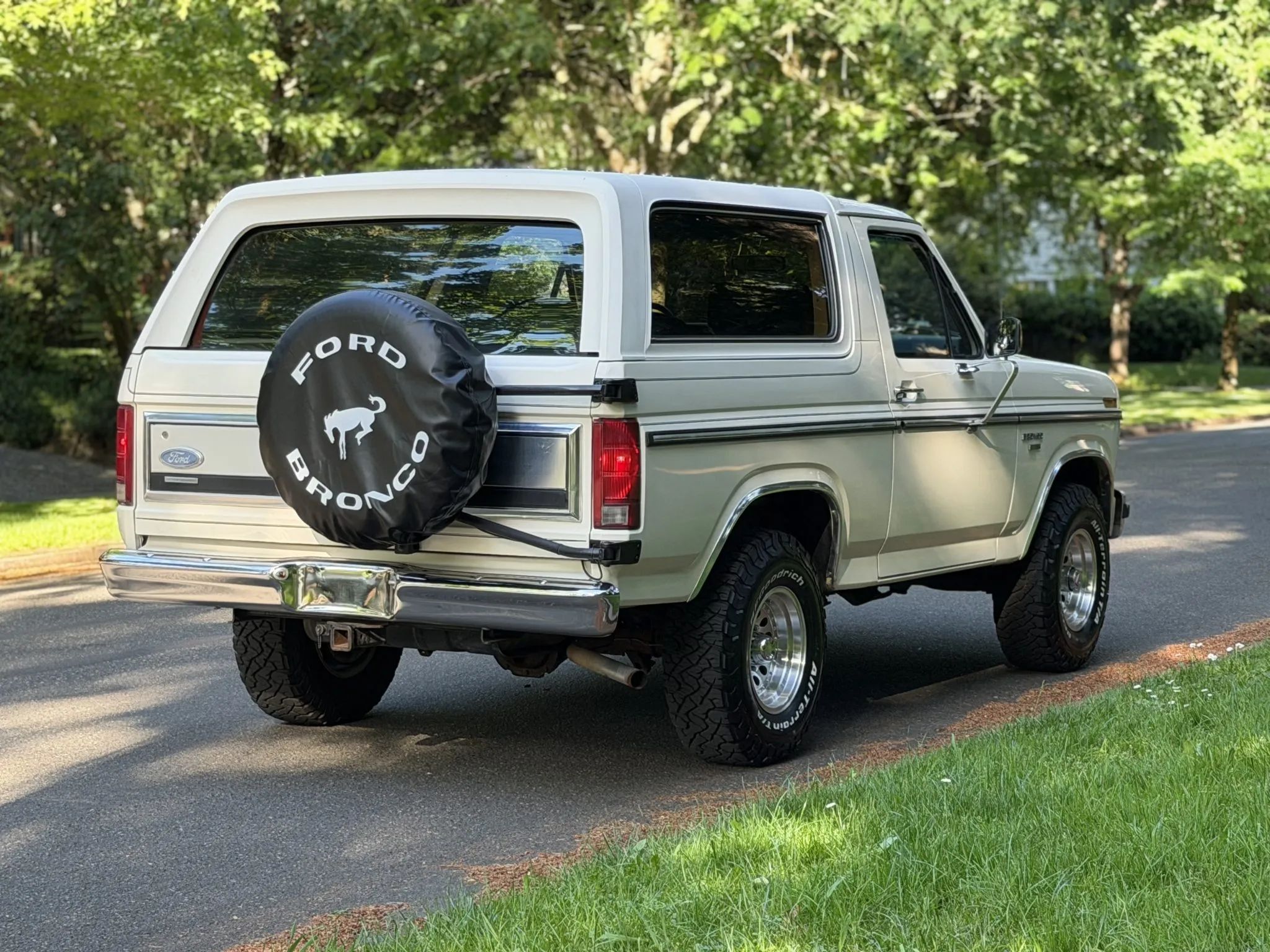 Passenger rear three-quarter view of white 1985 Ford Bronco