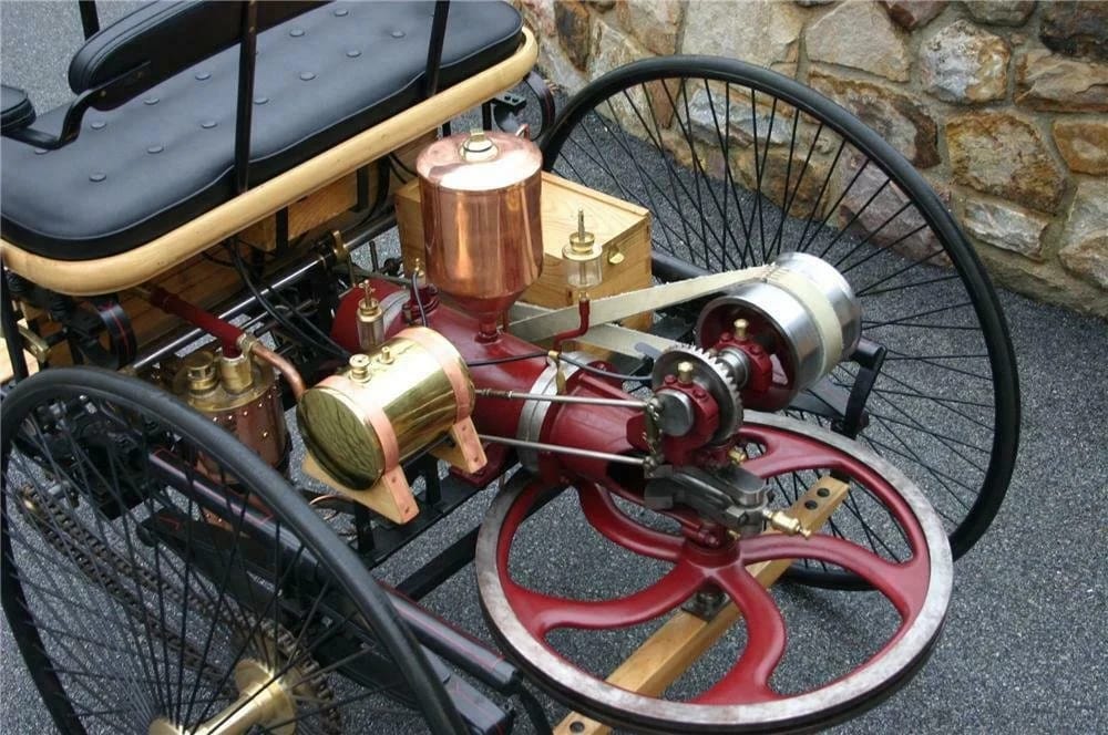 Picture of engine and leather drive belt of 1886 Benz Patent Motorwagen