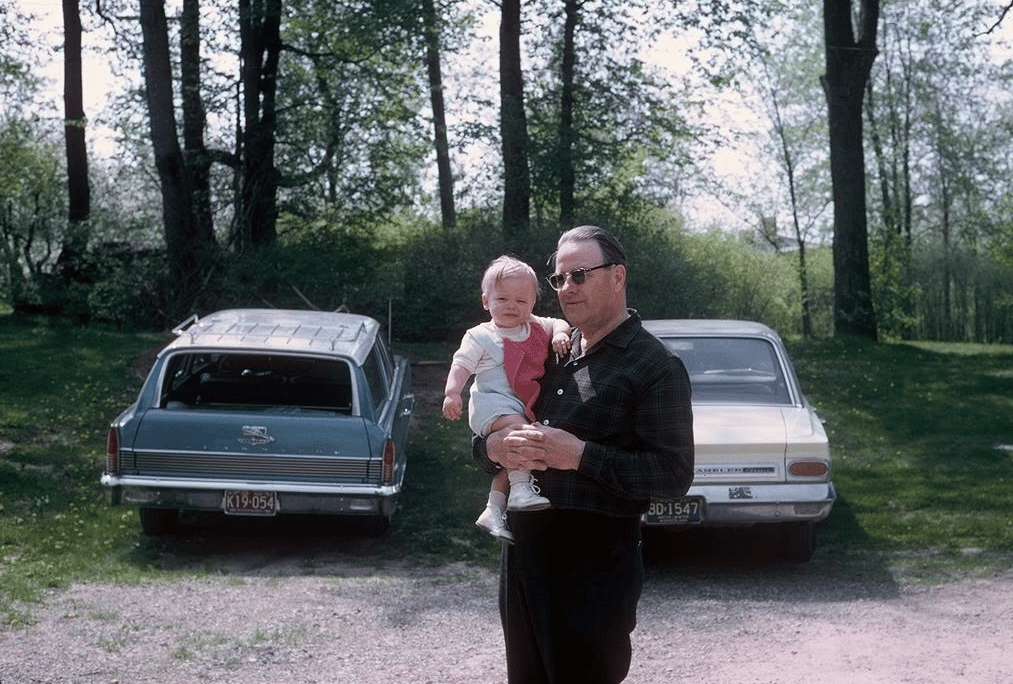 Growing Up In The 1950s & 1960s: Vintage Photos Of Kids And The Family Car 14 Captura de pantalla 2025 10 14 00.06.46