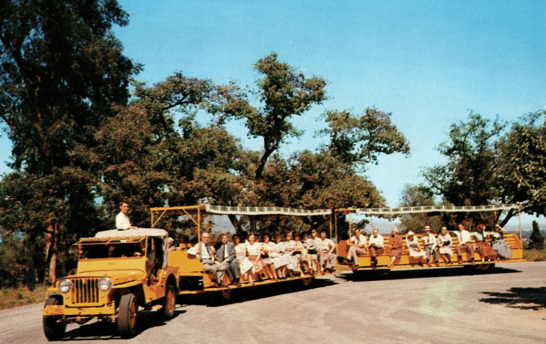 Snowplows, Tourist Trams, Delivery Trucks And More: Working Jeeps In Vintage Postcards 2 Captura de pantalla 2026 02 08 22.40.35