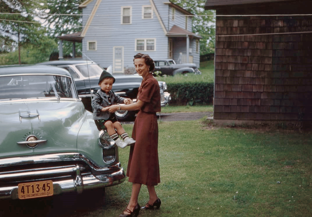 Growing Up In The 1950s & 1960s: Vintage Photos Of Kids And The Family Car 2 Captura de pantalla 2026 06 07 23.35.50