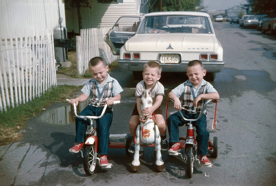 Growing Up In The 1950s & 1960s: Vintage Photos Of Kids And The Family Car 1 Captura de pantalla 2026 06 07 23.35.53