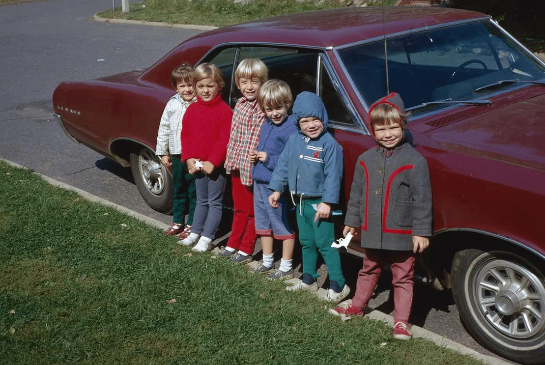 Growing Up In The 1950s & 1960s: Vintage Photos Of Kids And The Family Car 10 Captura de pantalla 2026 06 07 23.36.14