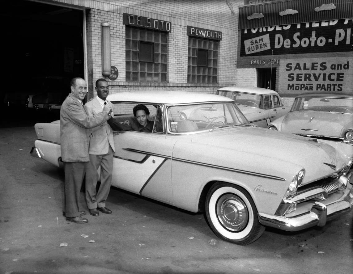 Vintage Photos Of 1950s Chrysler-Plymouths On Display--A Decade Of Change, From Sensible To Dazzling 7 Captura de pantalla 2026 06 13 15.57.11