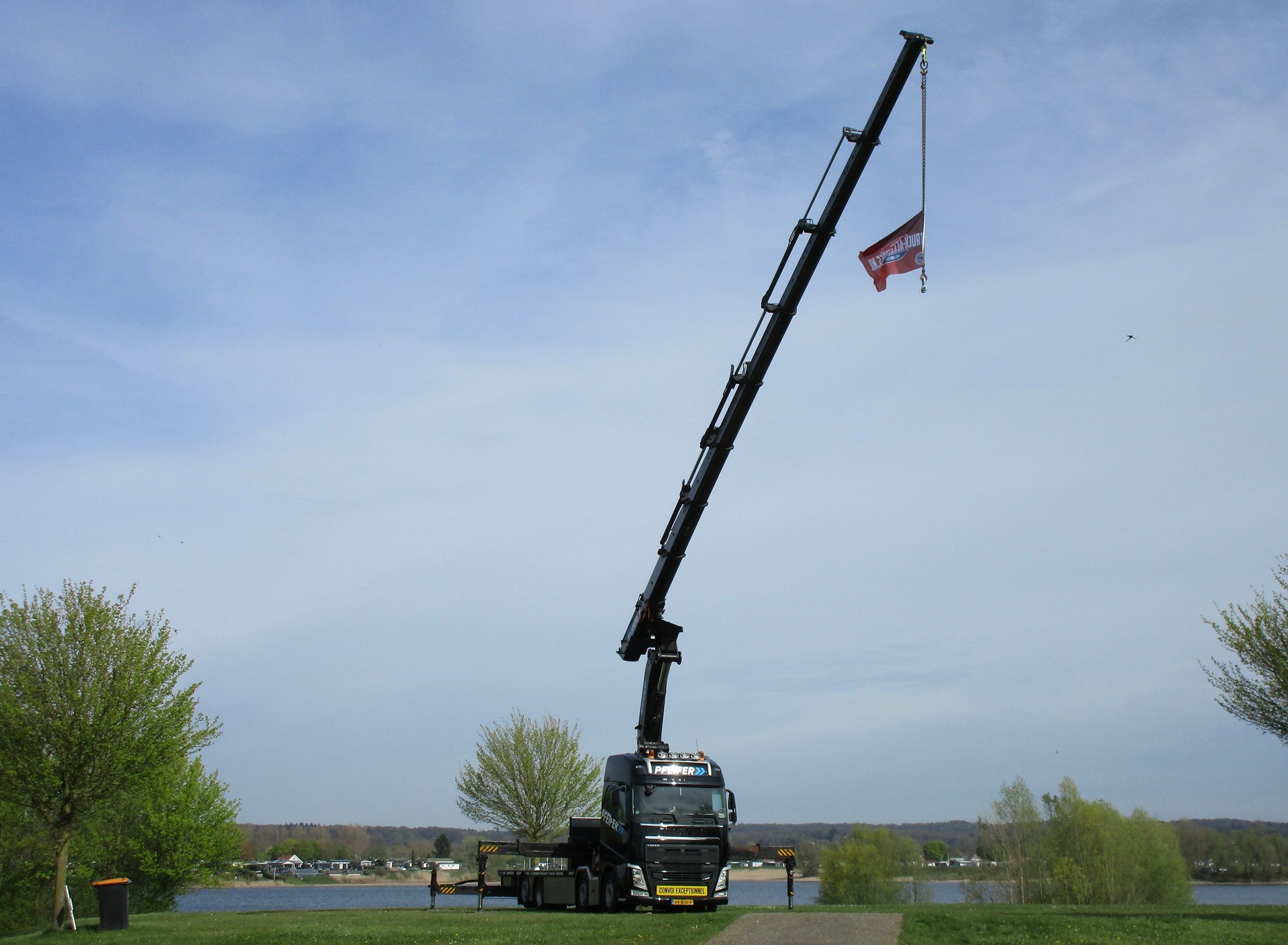Pfeifer - 2017 Volvo FH 8x2*6 flatbed truck with an Effer 955 knuckle boom crane - 1