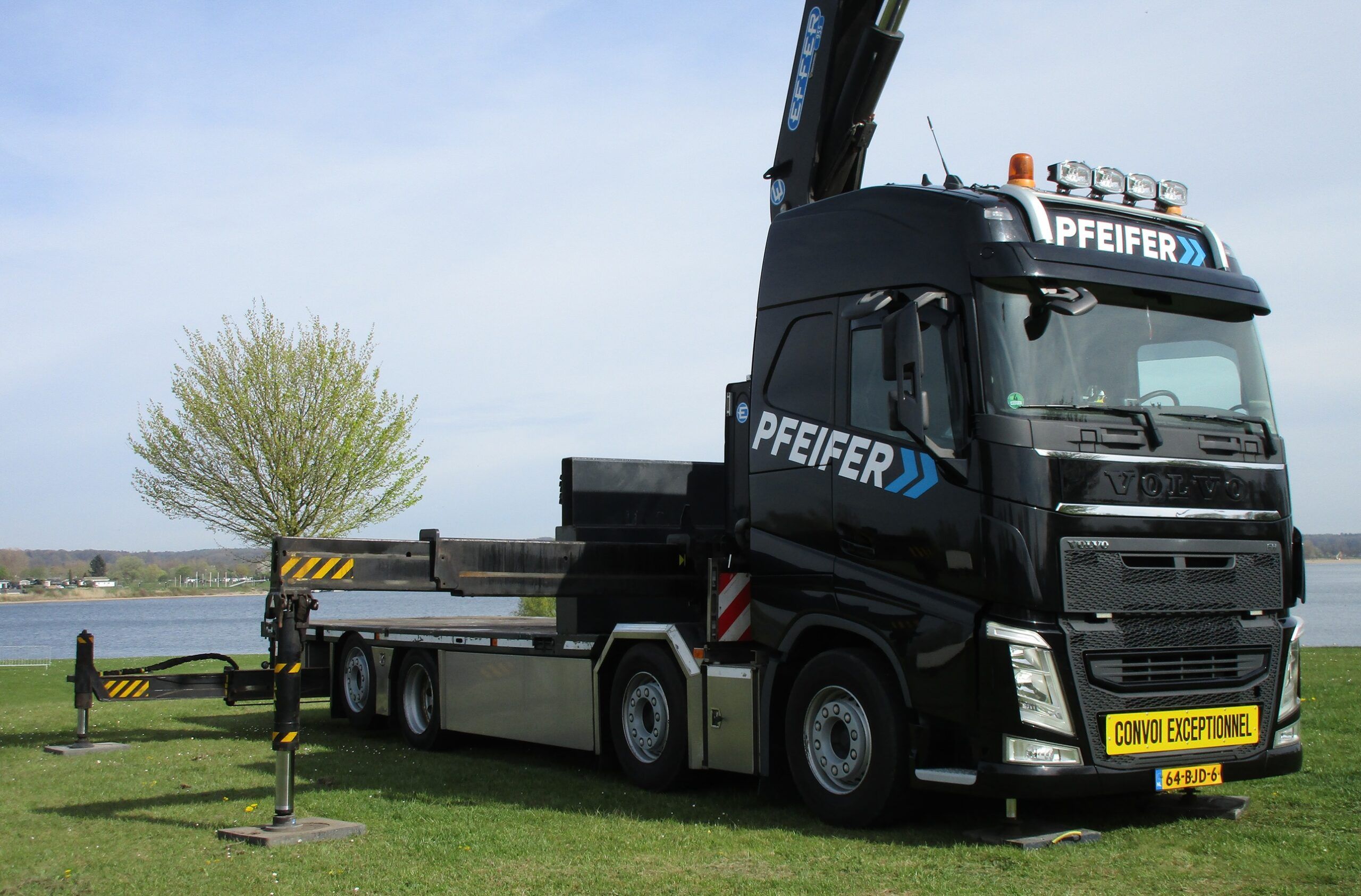 Pfeifer - 2017 Volvo FH 8x2*6 flatbed truck with an Effer 955 knuckle boom crane - 2