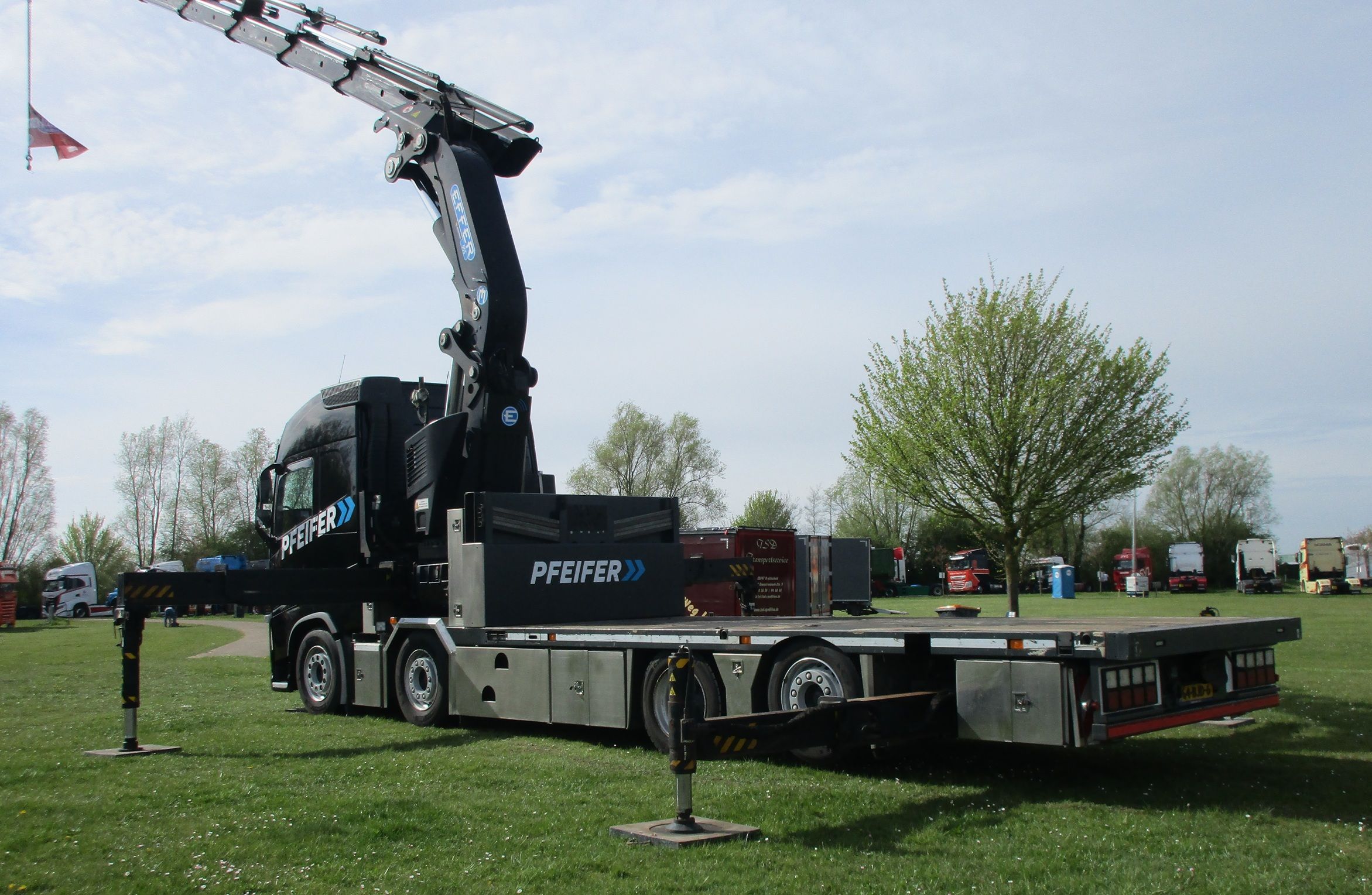 Pfeifer - 2017 Volvo FH 8x2*6 flatbed truck with an Effer 955 knuckle boom crane - 3