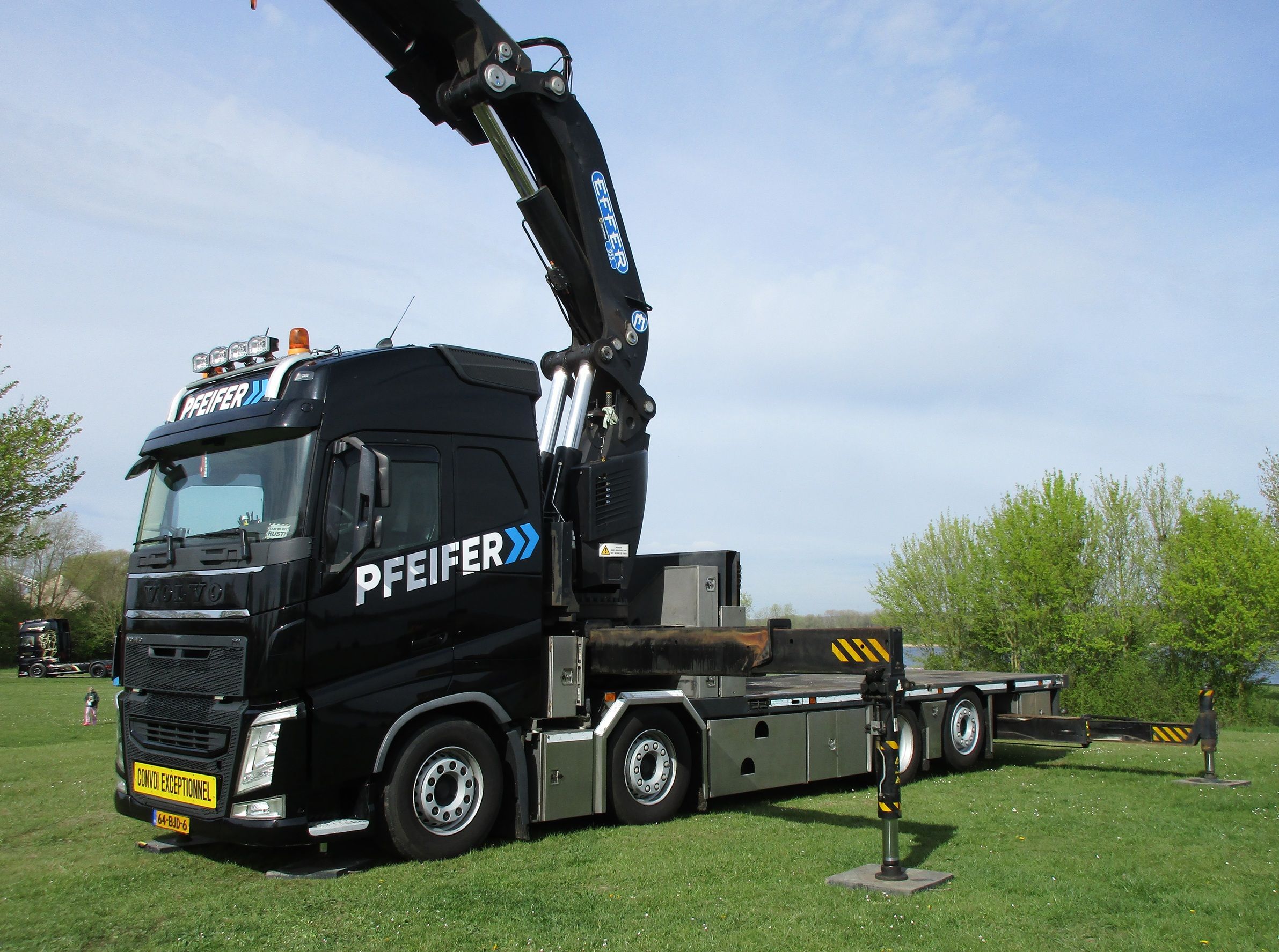 Pfeifer - 2017 Volvo FH 8x2*6 flatbed truck with an Effer 955 knuckle boom crane - 4