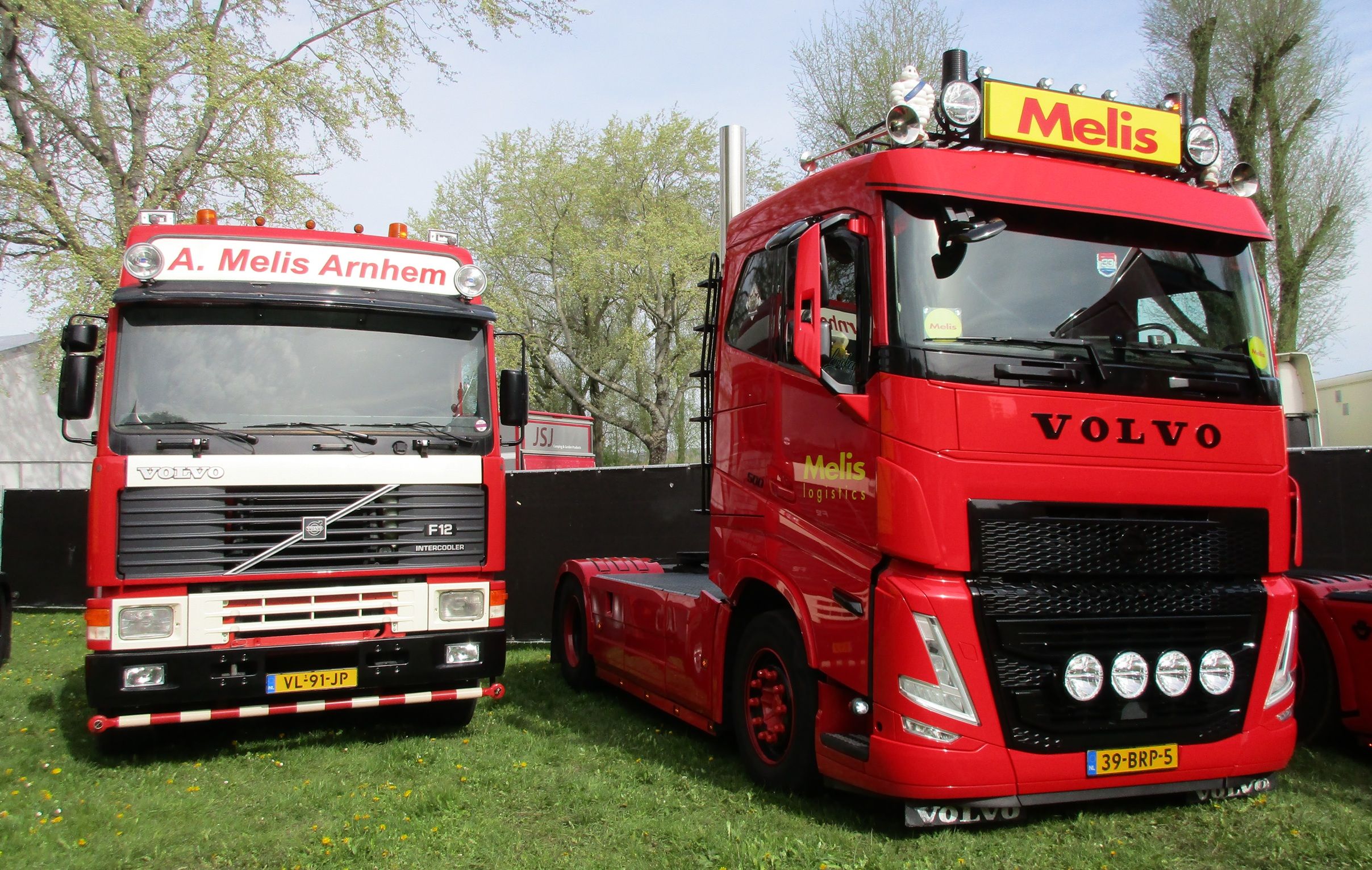 Melis - 1991 Volvo F12 Globetrotter next to a 2022 Volvo FH 4x2 tractor