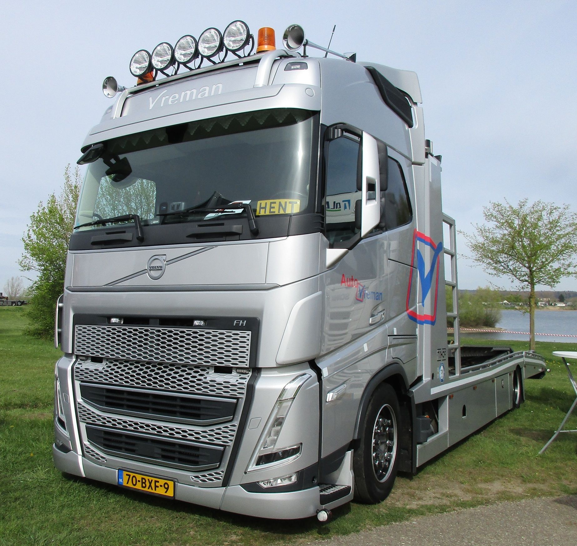 Vreman - 2023 Volvo FH 4x2 truck with a Tijhof body - 1