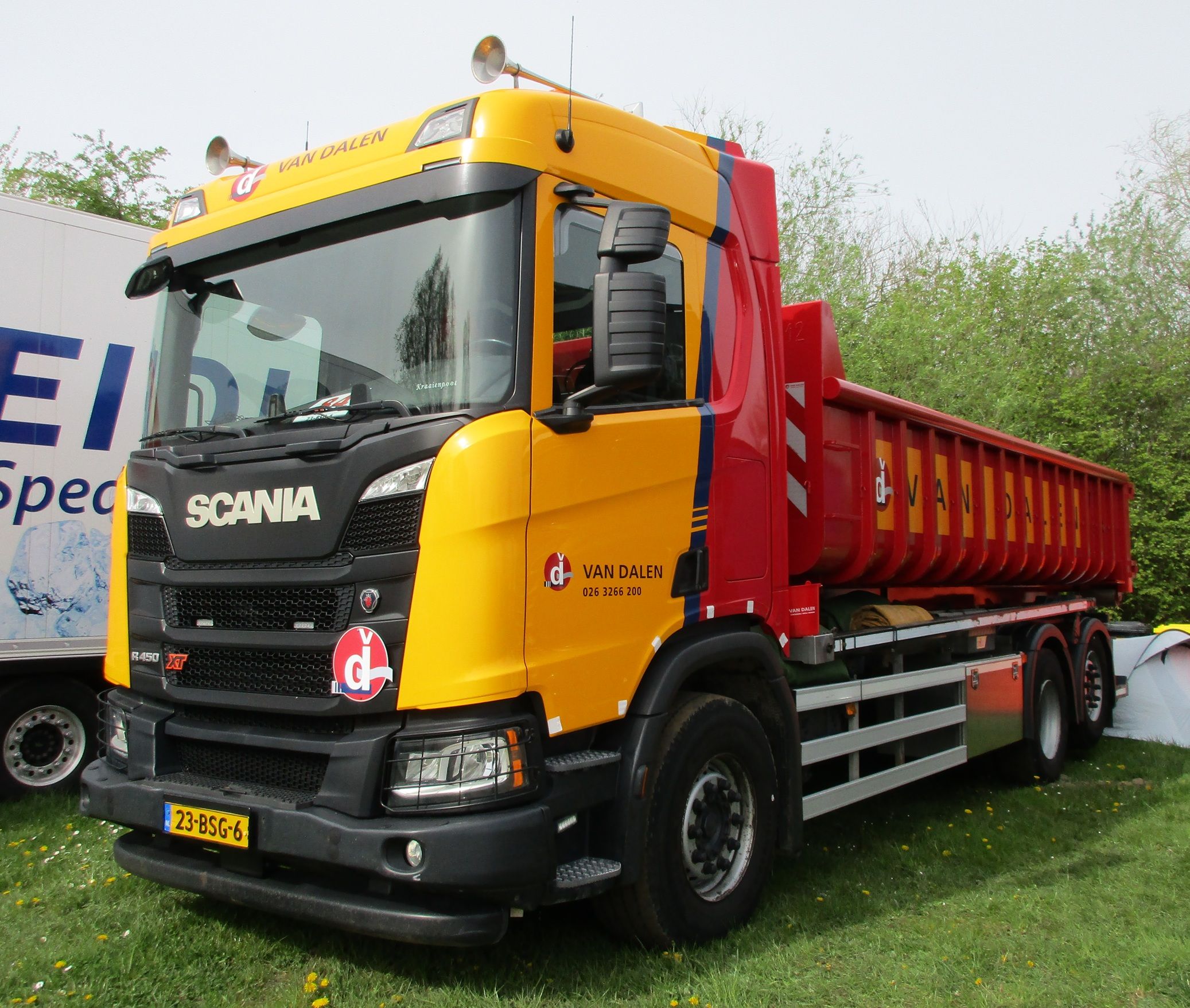 Van Dalen - 2021 Scania R450 XT 6x2*4 truck with a Hyva hooklift hoist - 1