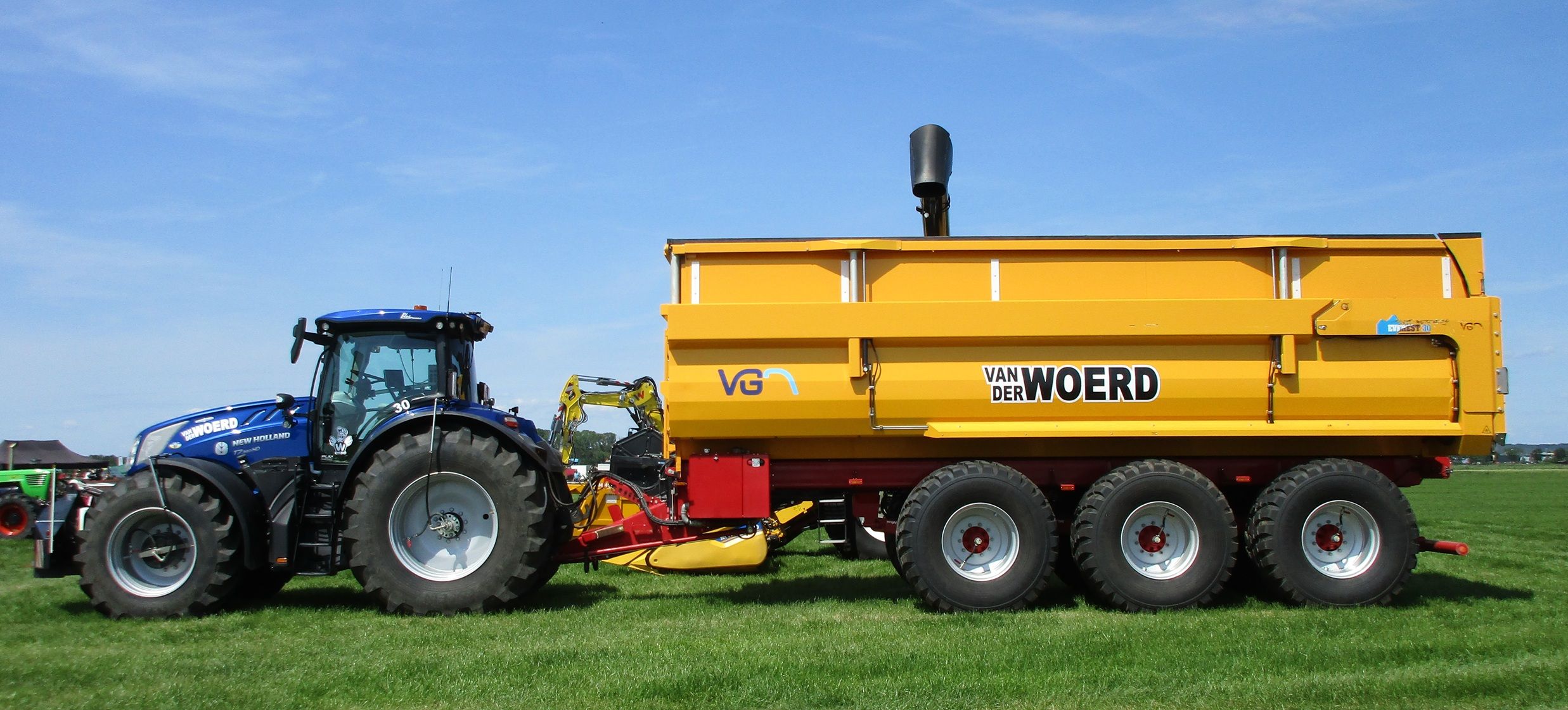 Van der Woerd - New Holland T7.340 HD farm tractor with a VGM Everest 30 dump trailer