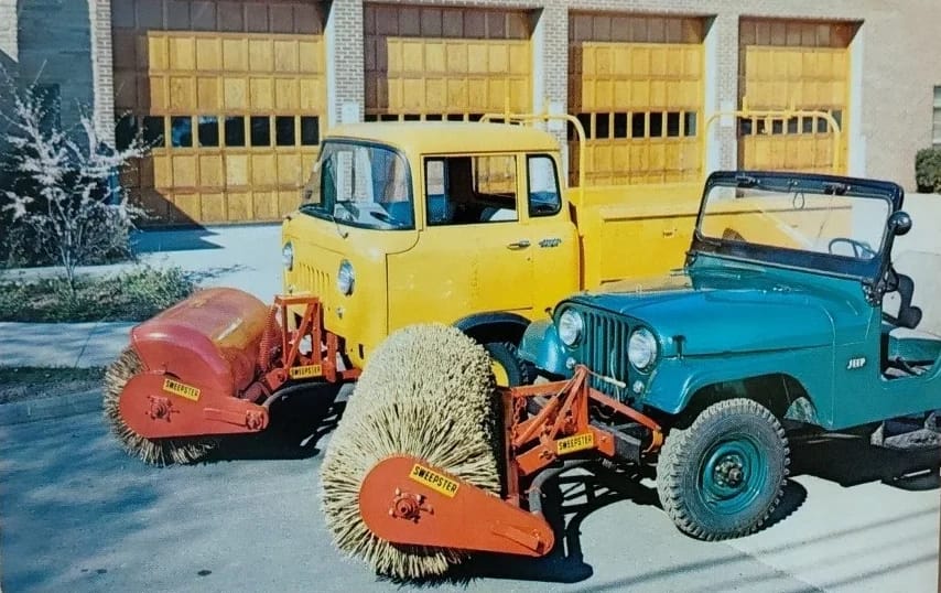 Snowplows, Tourist Trams, Delivery Trucks And More: Working Jeeps In Vintage Postcards 12 s l1600 1 e1780536405912