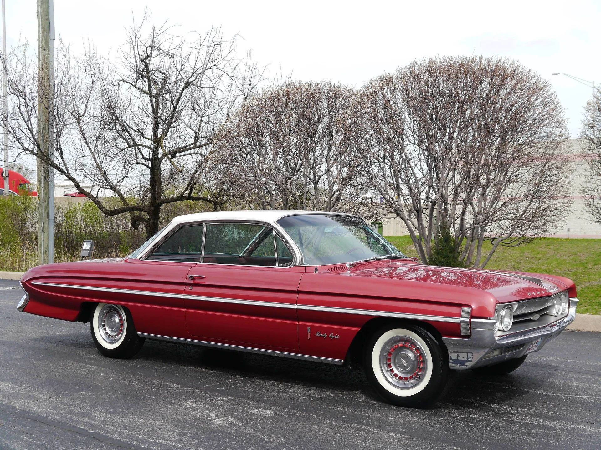 1962 Oldsmobile Ninety-Eight Holiday Coupe: A Sharper-Edged Roof Squares Off The Bubbletop 12 Right front 3q view of a 1961 Oldsmobile 98 two-door hardtop