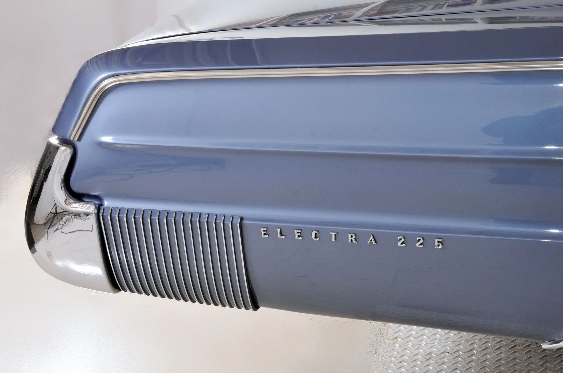 Electra 225 lettering on the rear fender of a blue car