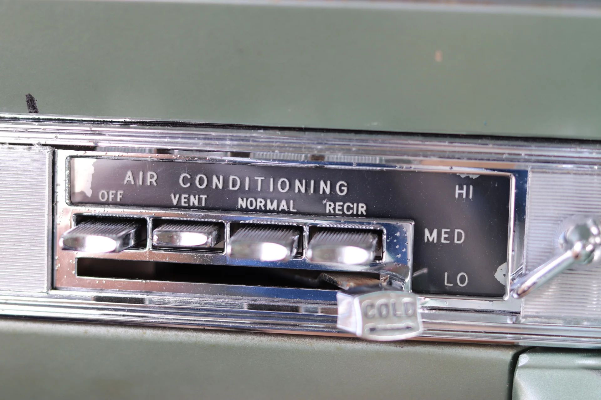 1962 Oldsmobile Ninety-Eight Holiday Coupe: A Sharper-Edged Roof Squares Off The Bubbletop 22 Air conditioning controls of a 1962 Oldsmobile 98