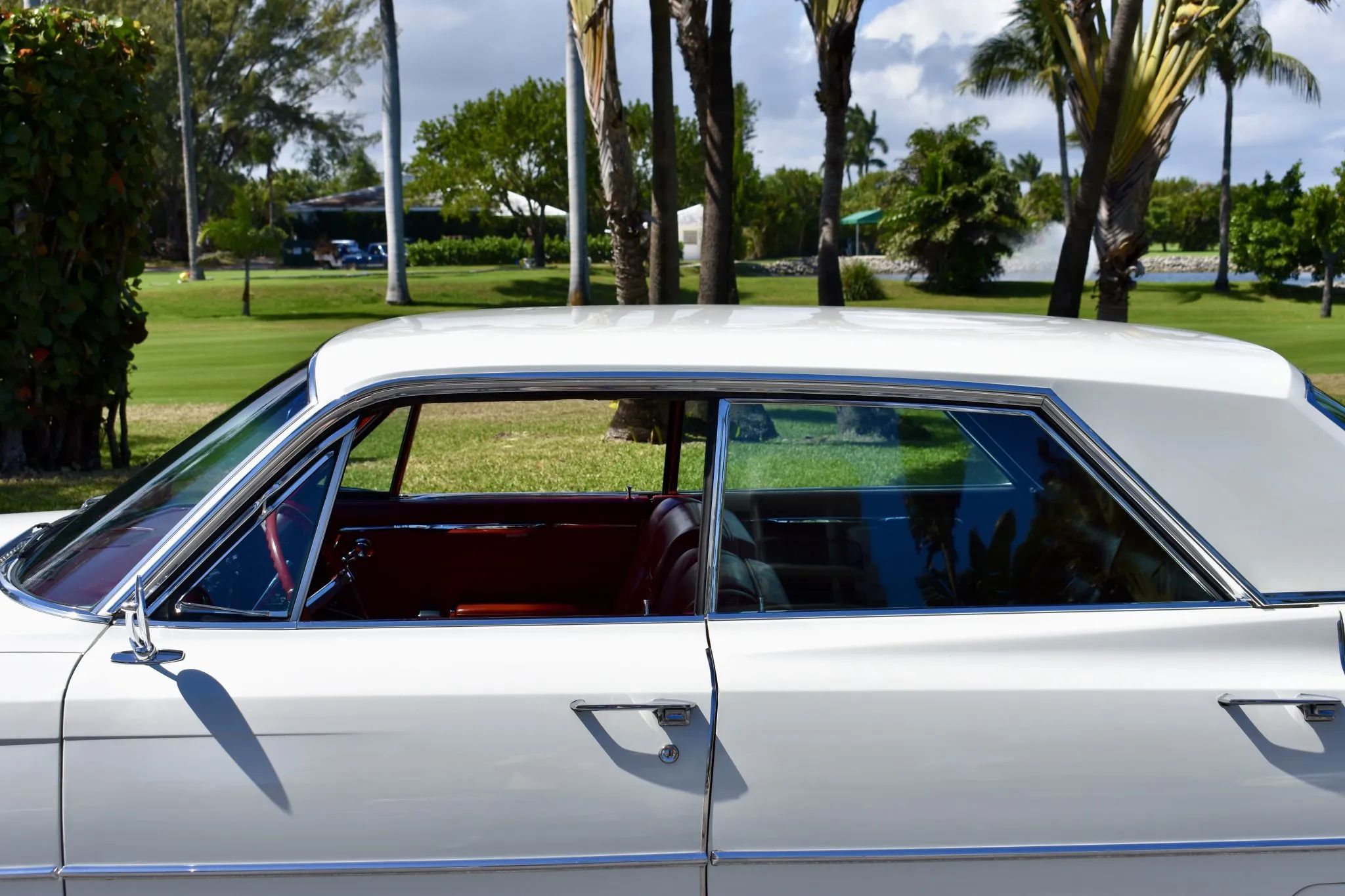 Left side of the roof of a 1963 Cadillac four-door hardtop