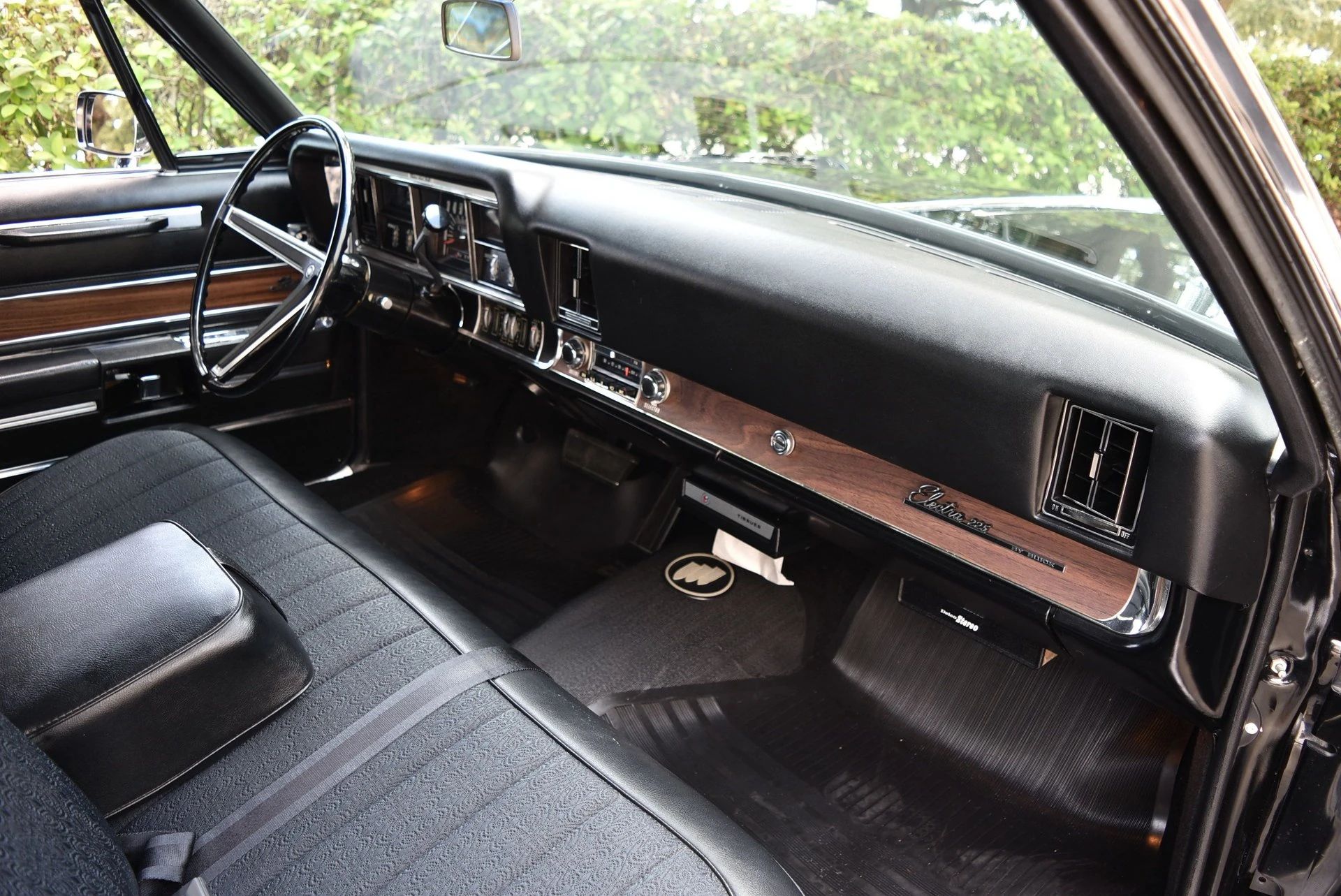 1968 Buick Electra 225 Limited: "I Didn't Know They're Building A Car Like This Today" 16 Right side of the dashboard of a 1968 Buick, seen through the right front door