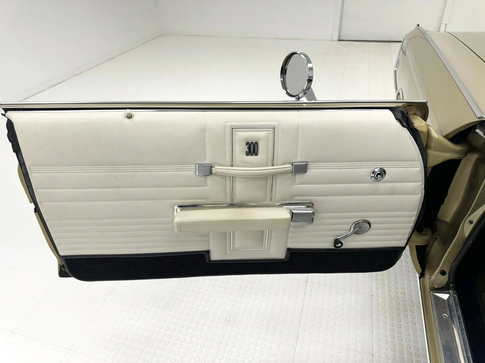 Door trim of a 1970 Chrysler 300 with wind-up windows