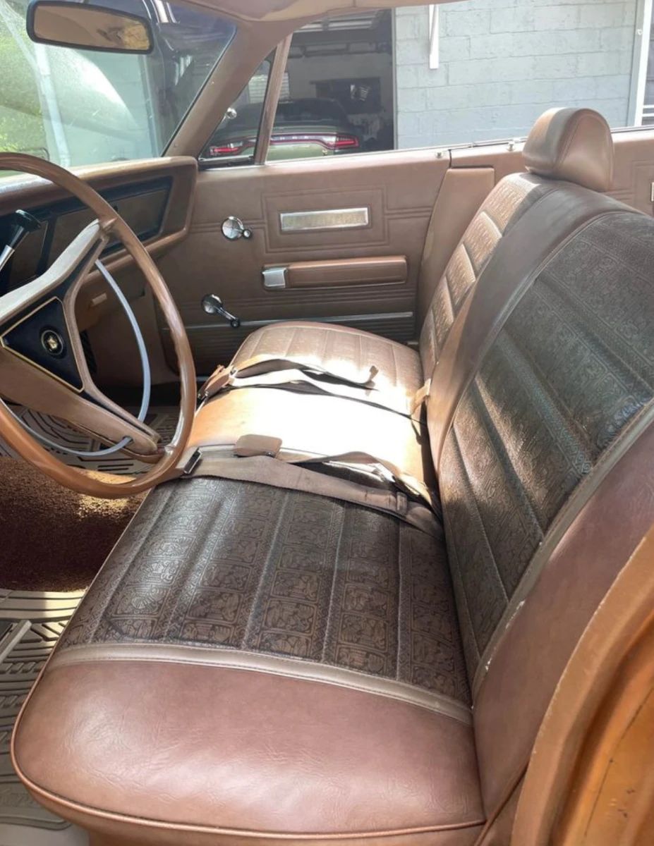Front seat of a 1970 Chrysler four-door hardtop, seen from the left